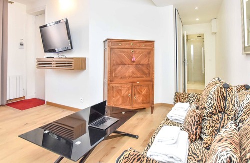 Champs-Elysees Apartment | Rare :Golden Triangle : Amazing 1BR with Terrace/ Office - BAIL MOBILITE