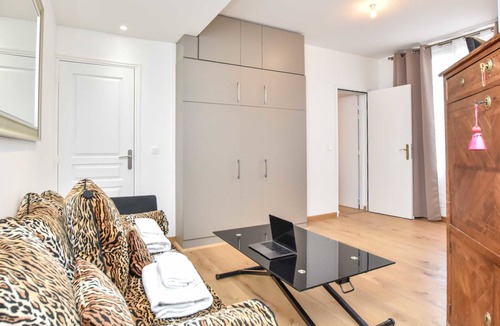 Champs-Elysees Apartment | Rare :Golden Triangle : Amazing 1BR with Terrace/ Office - BAIL MOBILITE