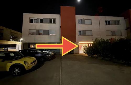 Llupia Apartment | REDROOMX Loveroom