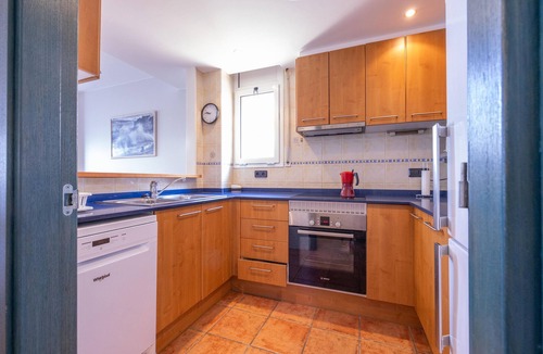 L'Escala Apartment | Ref. CLOTA MAR: Spacious flat with sea view, swimming pool and parking 150 metres from the beach