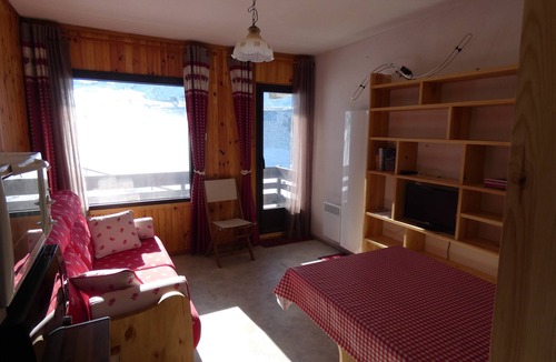 Bagneres-de-Luchon Apartment | Refuge 66 is ideally located facing south, close to the ski slopes and hiking trails.