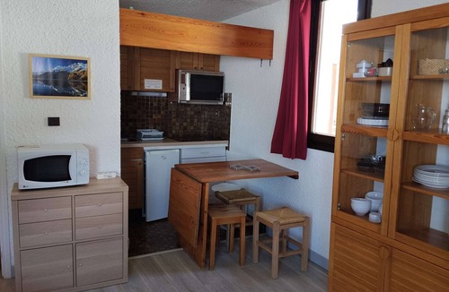 Auris Apartment | Refurbished studio cabin for 4 at ski slopes, near shops, ESF and sledging