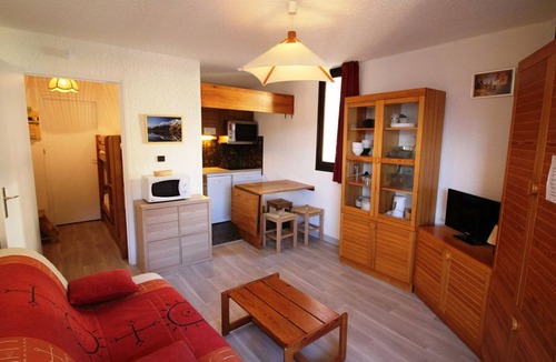 Auris Apartment | Refurbished studio cabin for 4 at ski slopes, near shops, ESF and sledging