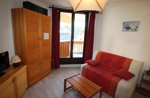 Auris Apartment | Refurbished studio cabin for 4 at ski slopes, near shops, ESF and sledging