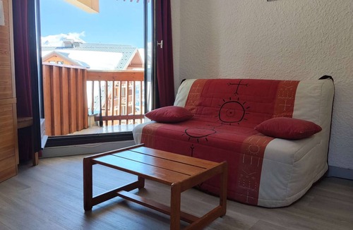 Auris Apartment | Refurbished studio cabin for 4 at ski slopes, near shops, ESF and sledging