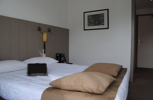 Lourdes Hotel | Relax in Comfortable Rooms with Parking and Easy Access to Attractions