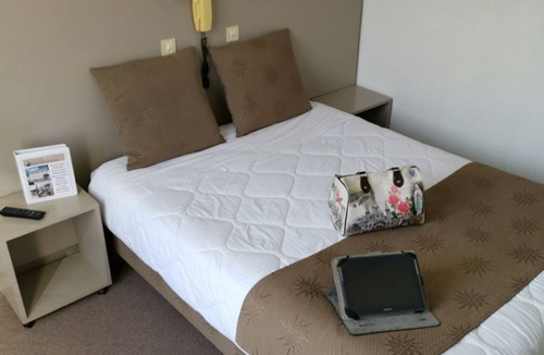 Lourdes Hotel | Relax in Comfortable Rooms with Parking and Easy Access to Attractions
