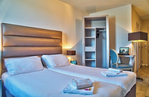 Lahonce Hotel | Relaxing French Escape | 5.4 Miles to Natural History Museum Exhibits