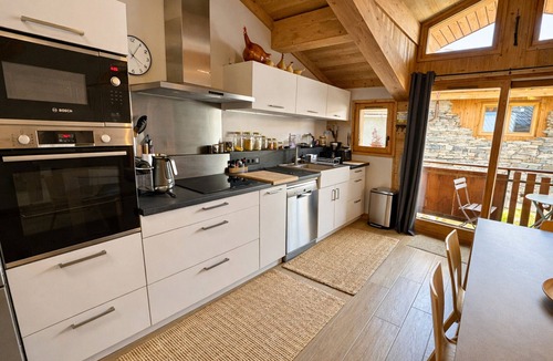 Saint-Marcel Ski Chalet | Renovated Village House with 3 Bedrooms, Cozy Living, and Mountain Charm for 6 in St Marcel