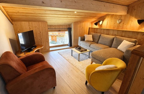 Saint-Marcel Ski Chalet | Renovated Village House with 3 Bedrooms, Cozy Living, and Mountain Charm for 6 in St Marcel