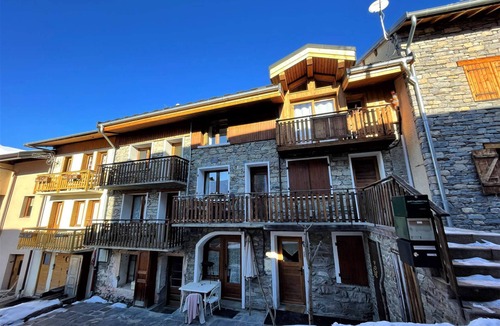 Saint-Marcel Ski Chalet | Renovated Village House with 3 Bedrooms, Cozy Living, and Mountain Charm for 6 in St Marcel
