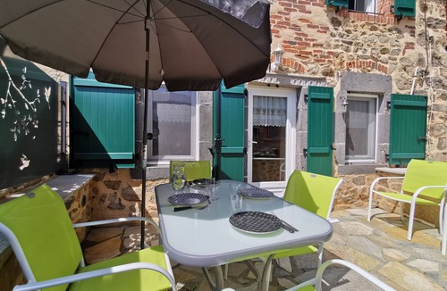 Saint-Just-pres-Brioude Cottage | Renovated cottage in St Just, private terrace, hiking, near Puy en Velay
