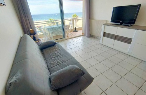 Le Port Apartment | Renovated 2-bedroom apt facing sea, balcony, 4 pers
