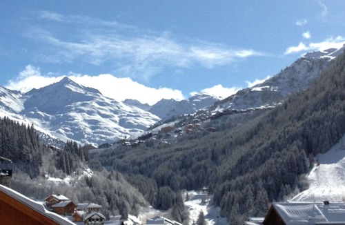Meribel Centre Apartment | Renovated 6-room apartment for 10, central Méribel, near slopes, with Wifi