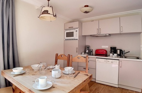 Les Menuires Apartment | Renovated apartment near slopes with sauna, hammam and balcony
