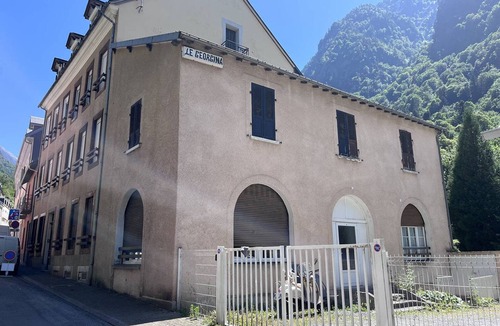 Cauterets Apartment | Renovated, balcony, Cauterets center
