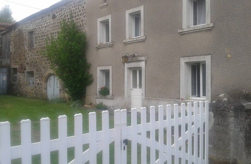 Landos House | Renovated Farmhouse with Private Garden in Peaceful Hamlet