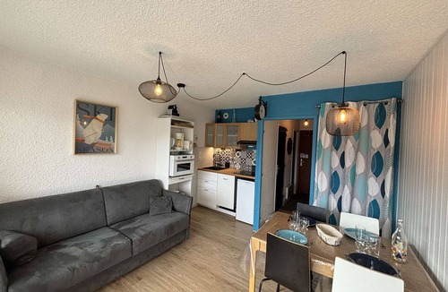 Auris Apartment | Renovated studio cabin, sleeps 4, ski-in/ski-out, parking, south-facing balcony