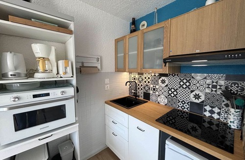Auris Apartment | Renovated studio cabin, sleeps 4, ski-in/ski-out, parking, south-facing balcony