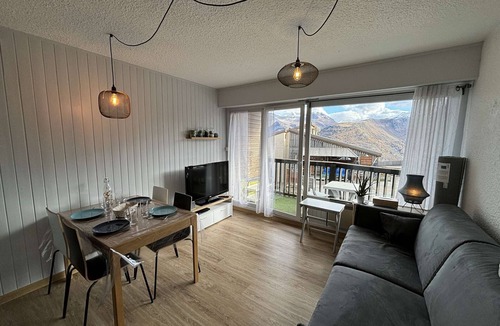 Auris Apartment | Renovated studio cabin, sleeps 4, ski-in/ski-out, parking, south-facing balcony