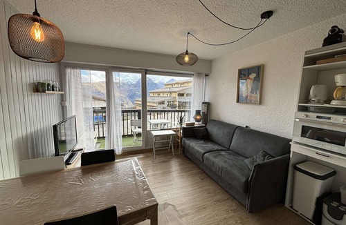 Auris Apartment | Renovated studio cabin, sleeps 4, ski-in/ski-out, parking, south-facing balcony