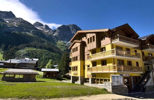 Pralognan-la-Vanoise Apartment | Residence Les Jardins de la Vanoise * - 3 Rooms Mountain Corner or 4 Rooms 9 People