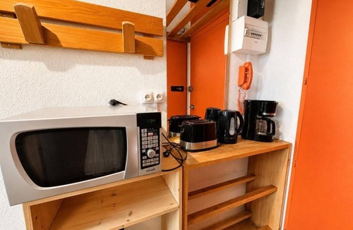 Les Menuires Apartment | Resort center, 3rd floor, view ski slopes, balcony, tv, 24m², Les Menuires