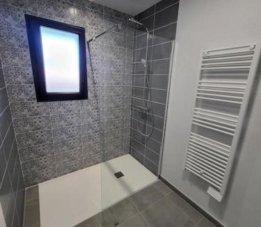 Aurillac Apartment | Rez-de-jardin de Maison avec spa et borne d'arcade