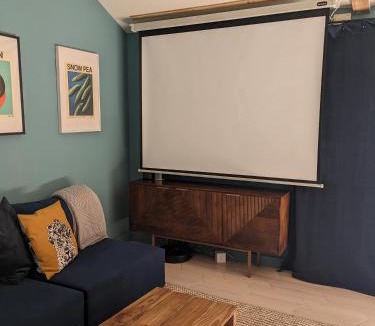 Mauleon-Barousse Apartment | Riverside cabin with private terrace + hot tub