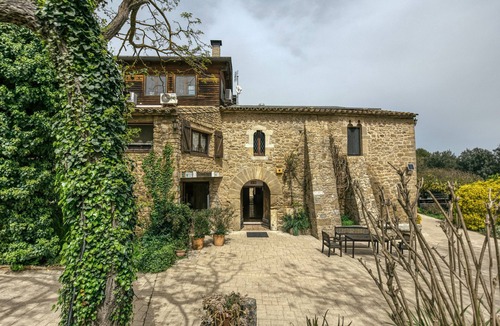 Pujals dels Pagesos Apartment | Room 'Garbi' with Shared Pool, Wi-Fi and Air Conditioning