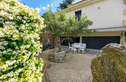 Hermitage-Tournonais-Herbasse-Pays de Saint-Felicien Apartment | Room “La Chambre Tom” with Shared Pool, Communal Garden and Wi-Fi