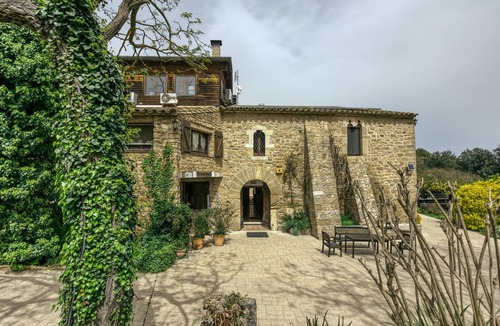 Pujals dels Pagesos Apartment | Room 'Migjorn' with Shared Pool, Wi-Fi and Air Conditioning