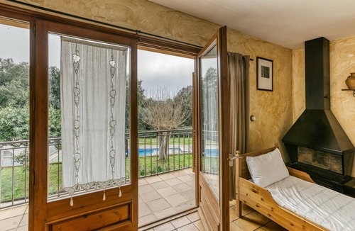 Pujals dels Pagesos Apartment | Room 'Tramuntana' with Shared Pool, Wi-Fi and Air Conditioning