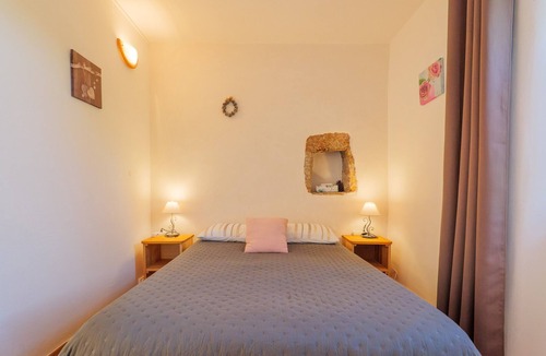 Laurac-en-Vivarais Bed & Breakfast | “Rosée” Guest Room with Shared Terrace, Communal Garden, and Wi-Fi