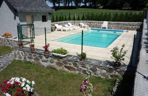 Lacroix-Barrez Cottage | Rural gite with private heated pool, trout fishing, boules court.