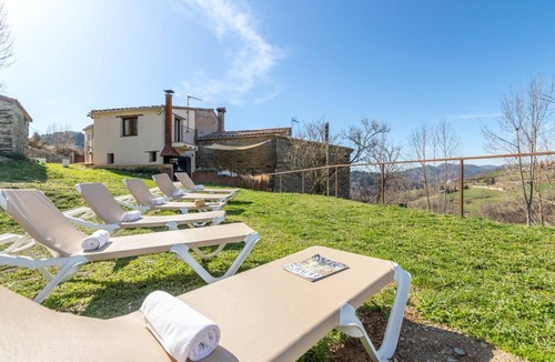 Mollo House | Rural House 'El Roure' with Mountain View, Private Pool and Wi-Fi