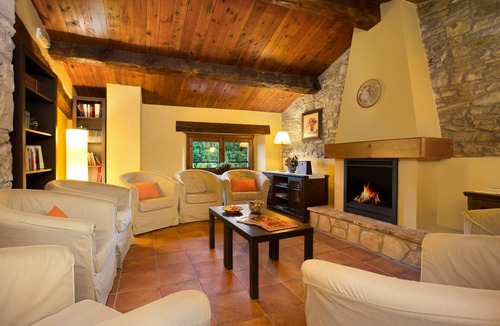 Les Llosses House | Rural house for rent with private pool for 22 people 100km from Barcelona