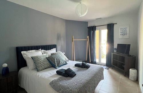 Villelongue-dels-Monts Bed & Breakfast | Sable Suite, with views of the pool, mountains, and terrace