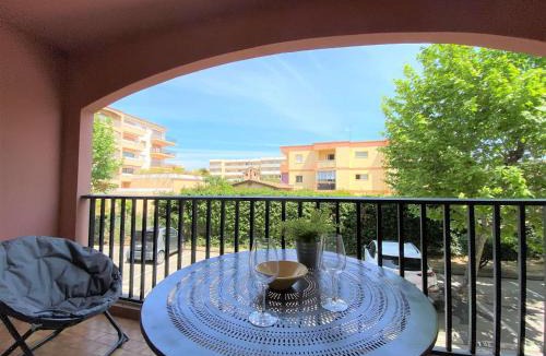 Sainte-Maxime Apartment | Sainte-Maxime, Apt 2 pièces avec piscine, terrasse, parking privé, proche plage et commerces - FR-1-226-487