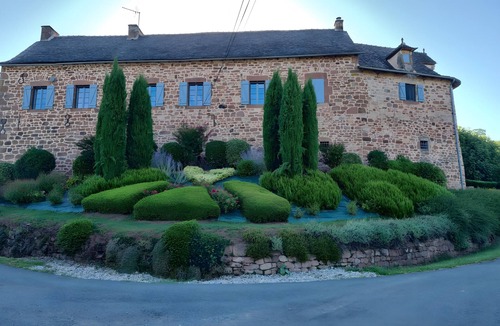 Escandolieres Bed & Breakfast | “Sans Chichi Chambres Et Table” Guesthouse with Shared Terrace, Garden, and Wi-Fi