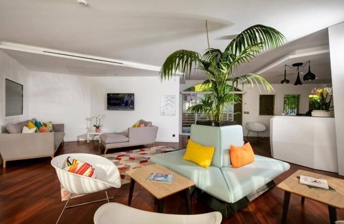 Mougins Hotel | Scenic Riviera Gateway! Spacious Room w/Kitchen and Living Space