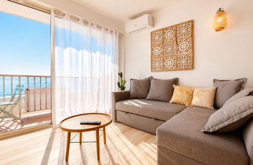 Le Grand Large Apartment | Sea View Escape – Top Floor, A/C, Wi-Fi, Beach