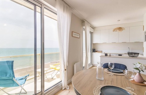 Agon-Coutainville Apartment | Seafront apartment with balcony and private parking