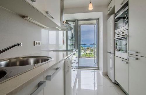 Diagonal Mar i el Front Maritim del Poblenou House | Seafront suite with terrace