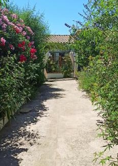 Valergues Apartment | Secret Garden - Chez Gilles et Tra Maison d hôte Climatisée type T2 très cosy , dans cadre agréable et zen