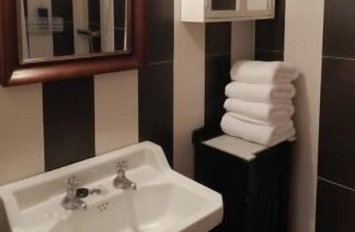 Avinyonet de Puigventos Cottage | Self catering Can Barraca for 5 people