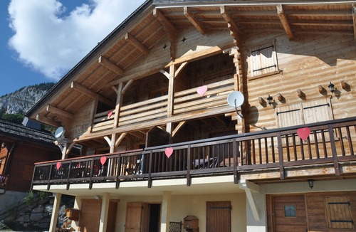 Le Chinaillon Ski Chalet | semi-detached chalet with breathtaking view sleeps 10