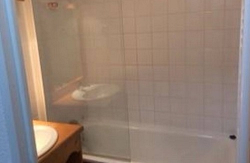 Besse-et-Saint-Anastaise Apartment | Single storey apartment, near lake, 1200m.