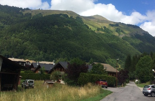 Besse-et-Saint-Anastaise Apartment | Single storey apartment, near lake, 1200m.