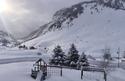 Candanchu Apartment | Ski-in/out Apartment with Parking